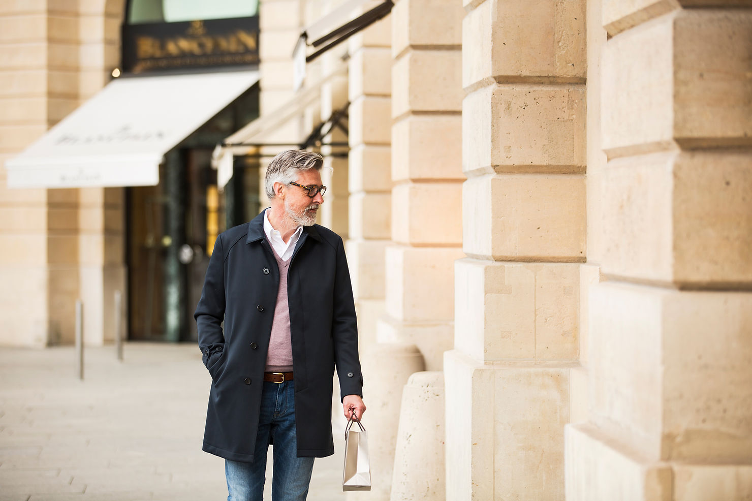 Mann schländert die Straße entlang